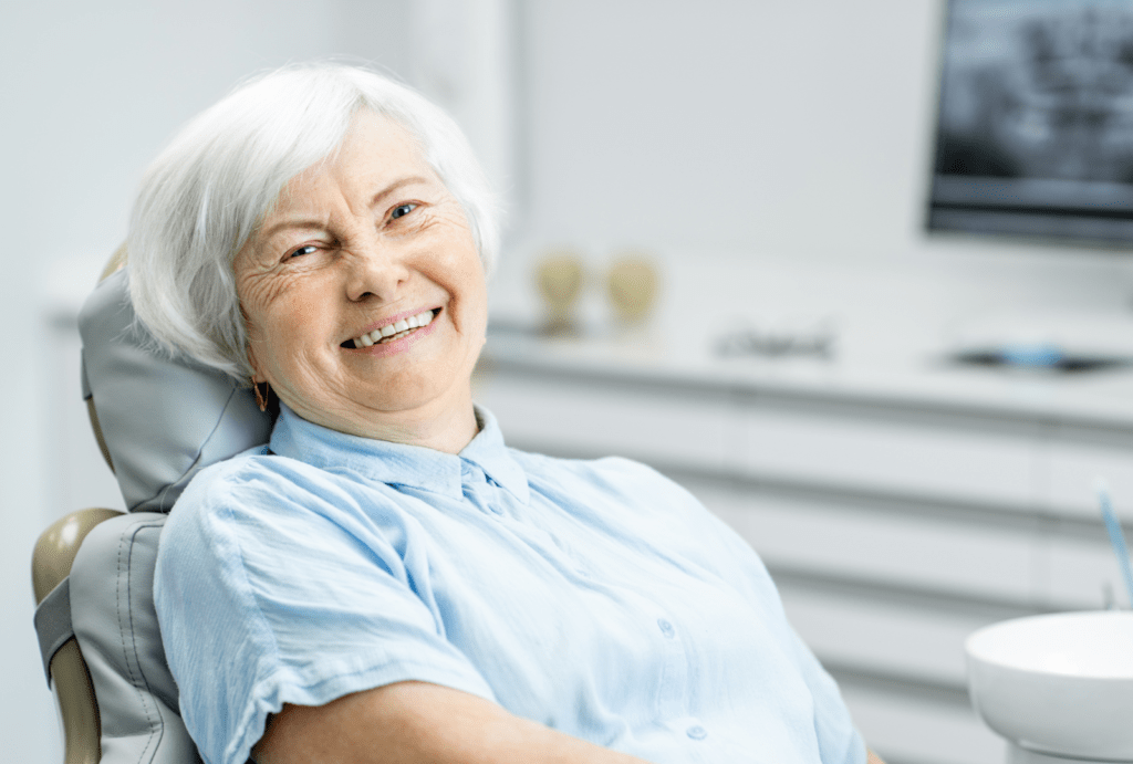 Restaurando seu sorriso com excelência Na Essencial Odonto, a excelência em próteses dentárias é nossa especialidade. Assim como em nossos implantes, garantimos qualidade, estética e funcionalidade incomparáveis. Nossos procedimentos envolvem técnicas avançadas, utilizando materiais de alta qualidade para reconstruir e repor dentes perdidos ou danificados. Nosso processo de criação de próteses inicia-se com a inserção cirúrgica de um pino de titânio na mandíbula ou maxila, proporcionando uma base sólida para a prótese. A osseointegração é cuidadosamente monitorada para garantir uma cicatrização eficaz e a perfeita integração do implante ao tecido ósseo. Após a osseointegração, personalizamos a prótese dentária de acordo com as necessidades individuais do paciente. Seja uma coroa, ponte ou dentadura fixa, nossa equipe altamente capacitada e equipamentos de última geração garantem resultados estéticos e funcionais excepcionais. Na Essencial Odonto, oferecemos uma variedade de opções de próteses dentárias, desde as mais simples até as mais sofisticadas, atendendo a todos os casos com segurança e eficácia. Confie em nossa equipe multidisciplinar de especialistas em prótese dentária para restaurar seu sorriso e melhorar sua qualidade de vida. Agende uma avaliação na Essencial Odonto e experimente os benefícios de uma prótese dentária de qualidade, proporcionando segurança para sorrir novamente. Sua jornada para um sorriso completo começa aqui.